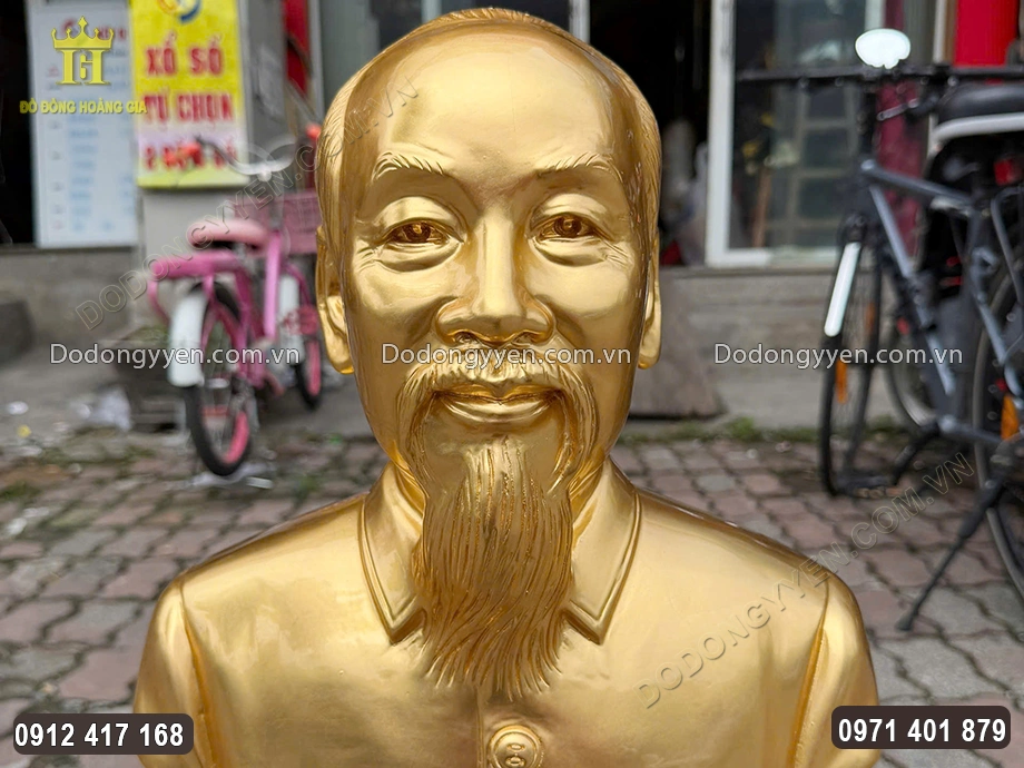 Gương mặt ph&uacute;c hậu của B&aacute;c được chạm khắc sắc n&eacute;t
